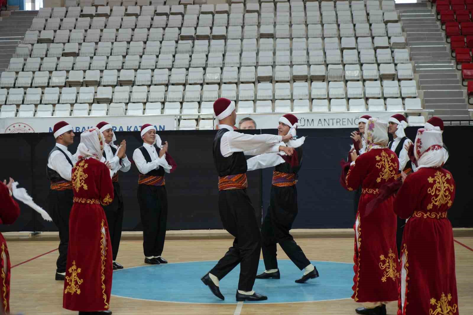 Genç yetenekler, halk oyunlarında hünerlerini sergiledi
