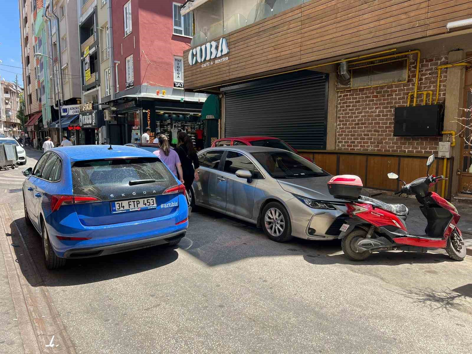 Trafiğe kapalı sokağı motosikletlerden sonra şimdi de otomobiller işgal etti
