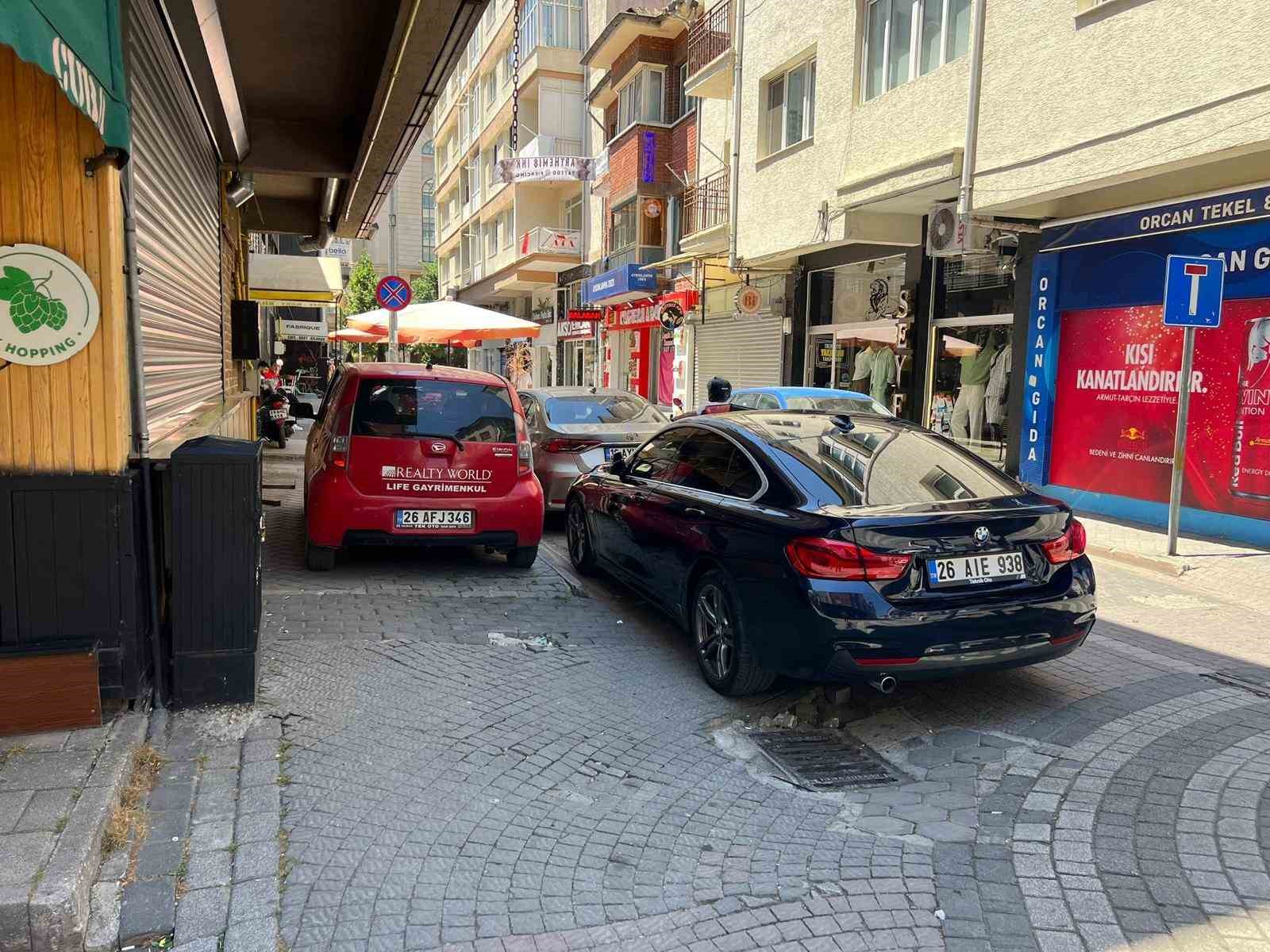 Trafiğe kapalı sokağı motosikletlerden sonra şimdi de otomobiller işgal etti
