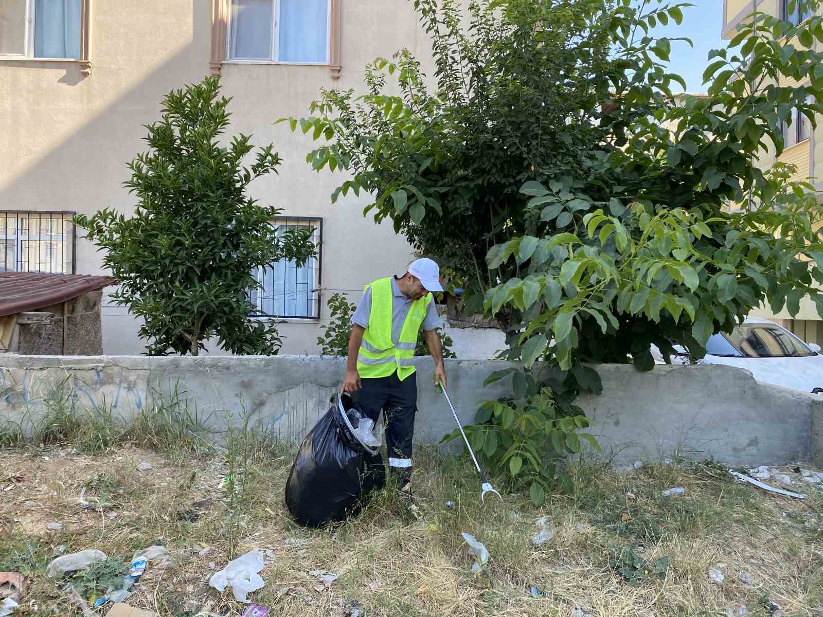 Darıca’da ekipler mahallelerde köşe bucak temizlik yapıyor
