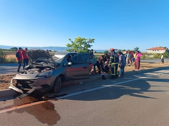 Denizli’de otomobil ile traktör çarpıştı; 4 yaralı
