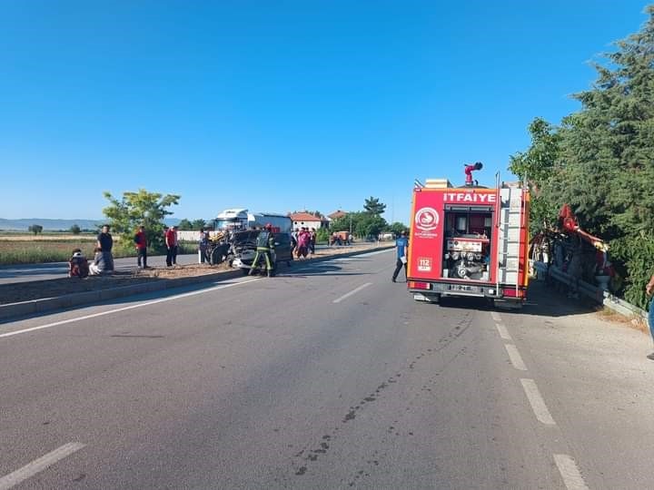 Denizli’de otomobil ile traktör çarpıştı; 4 yaralı
