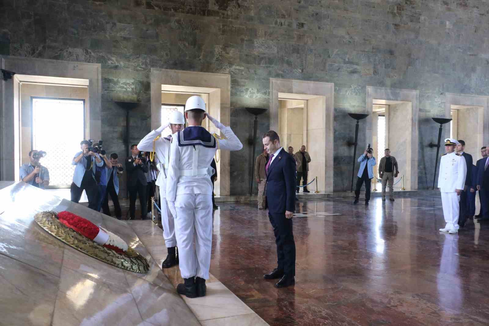 Balıkesir Büyükşehir Belediye Başkanı Akın Anıtkabir’i ziyaret etti
