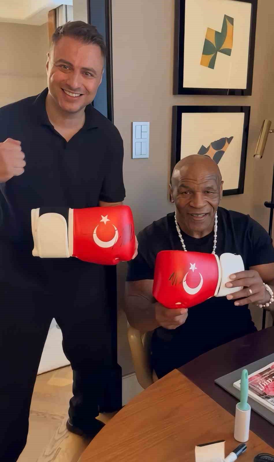 Mike Tyson, imzaladığı ay-yıldızlı boks eldivenini A Milli Takım’a armağan etti
