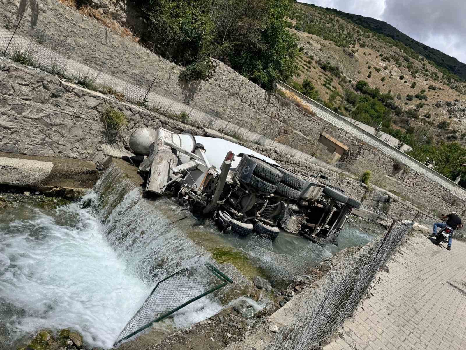 Beton mikseri su kanalına düştü
