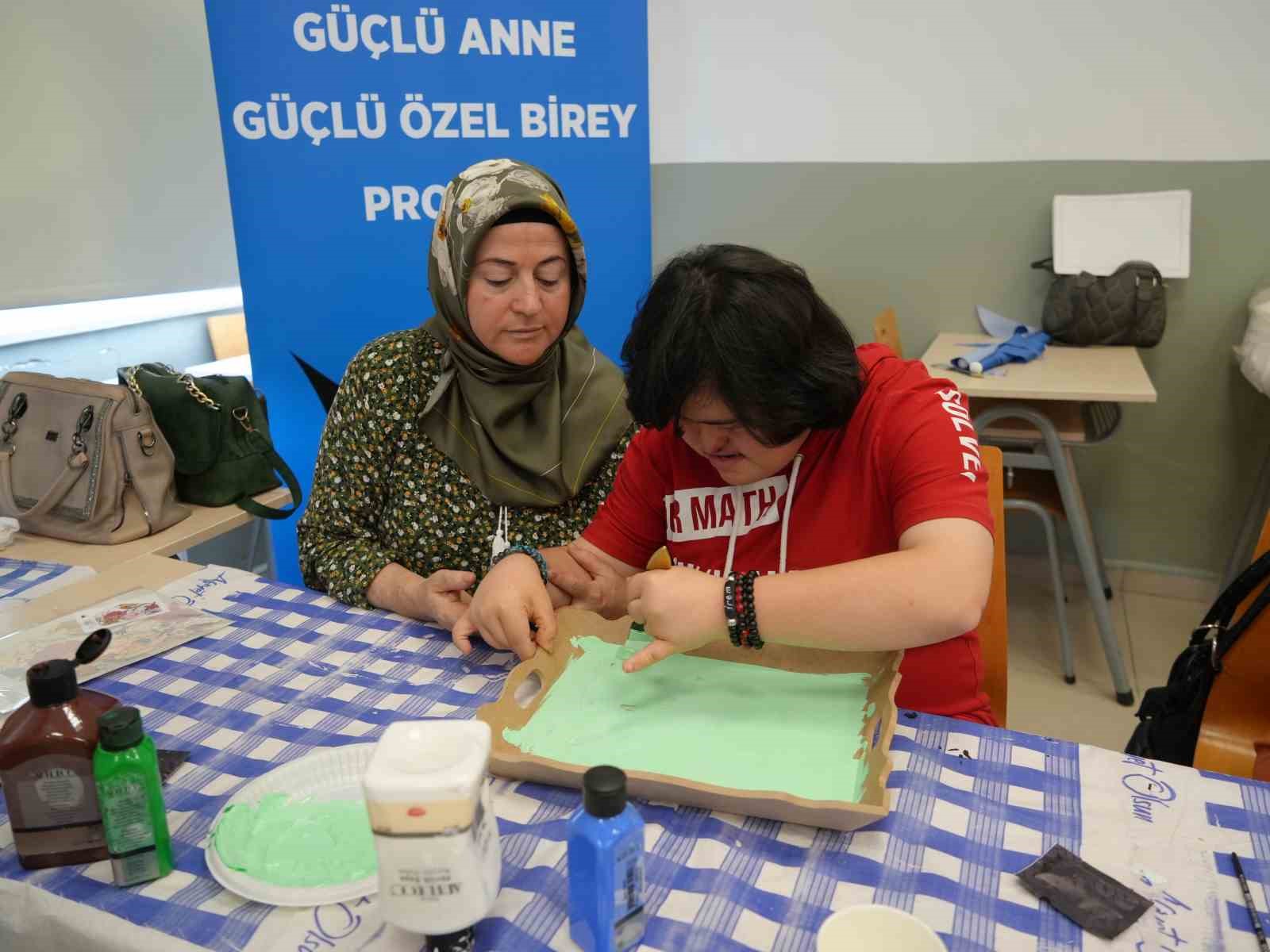 Özel birey anneleri hem meslek öğreniyor hem de çocuklarıyla hoşça vakit geçiriyor
