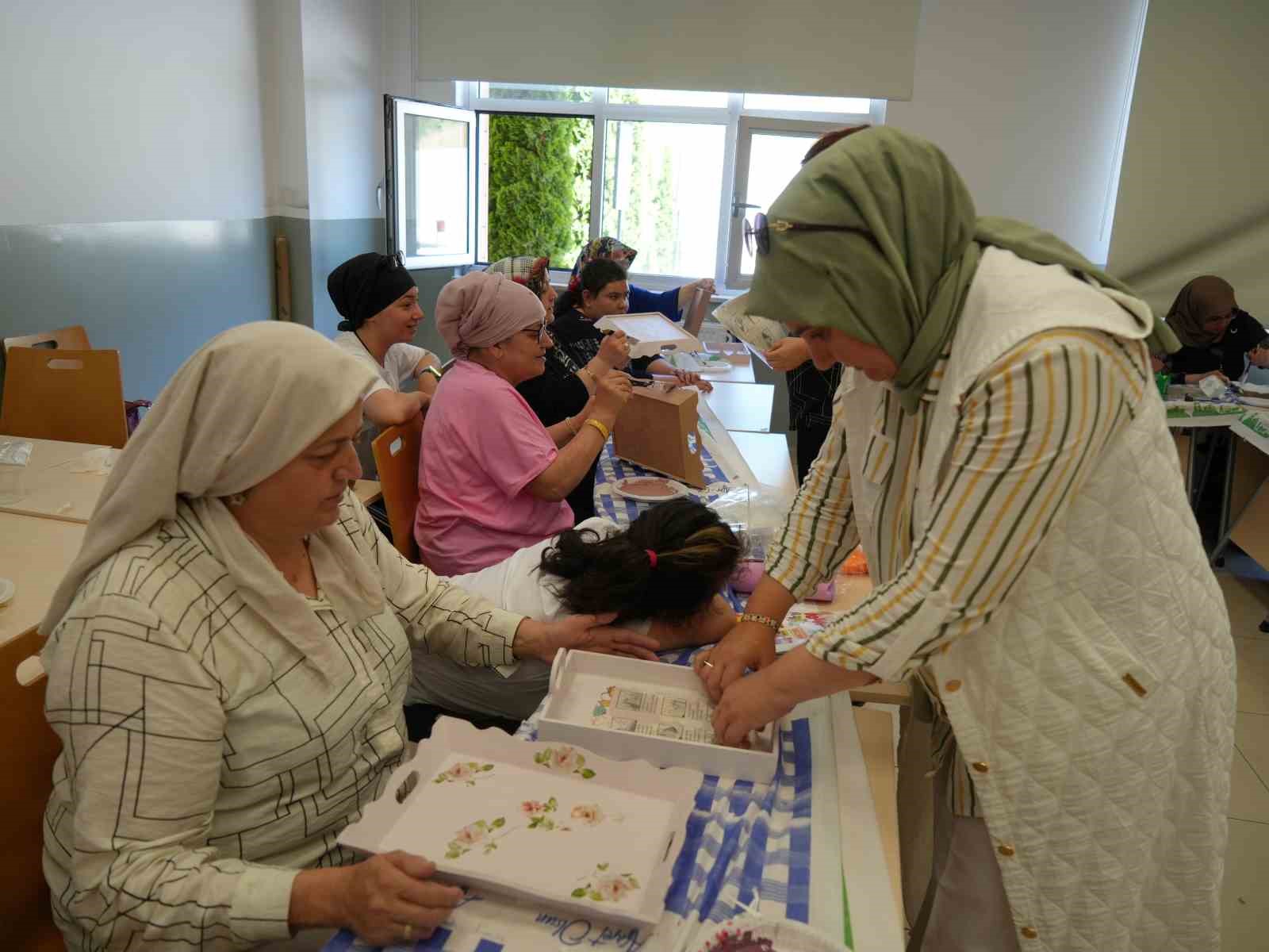 Özel birey anneleri hem meslek öğreniyor hem de çocuklarıyla hoşça vakit geçiriyor
