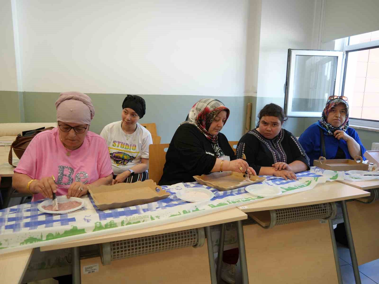 Özel birey anneleri hem meslek öğreniyor hem de çocuklarıyla hoşça vakit geçiriyor
