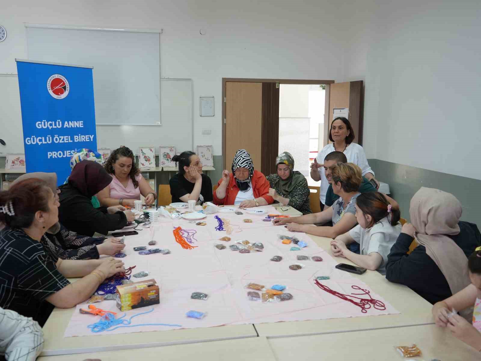 Özel birey anneleri hem meslek öğreniyor hem de çocuklarıyla hoşça vakit geçiriyor
