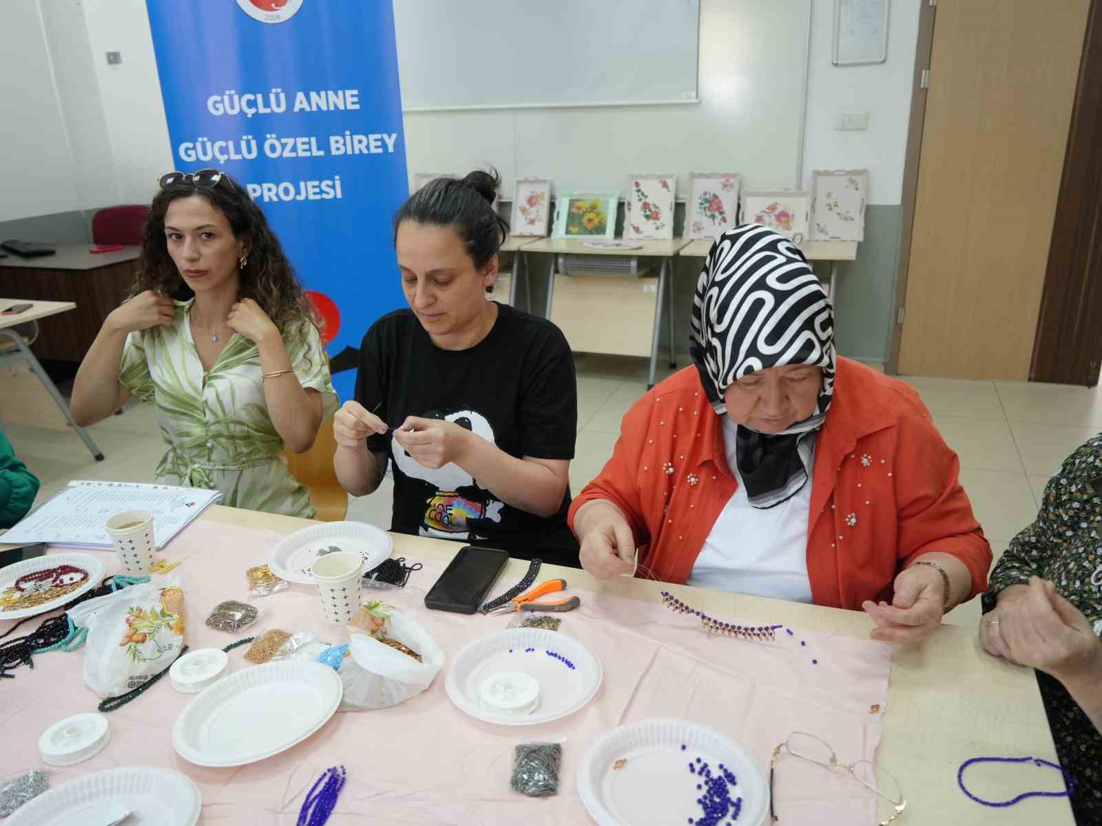 Özel birey anneleri hem meslek öğreniyor hem de çocuklarıyla hoşça vakit geçiriyor
