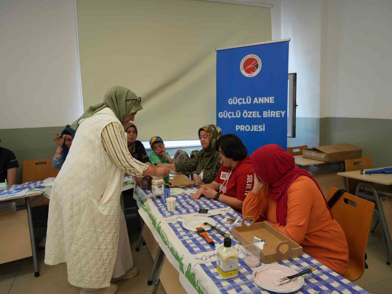 Özel birey anneleri hem meslek öğreniyor hem de çocuklarıyla hoşça vakit geçiriyor
