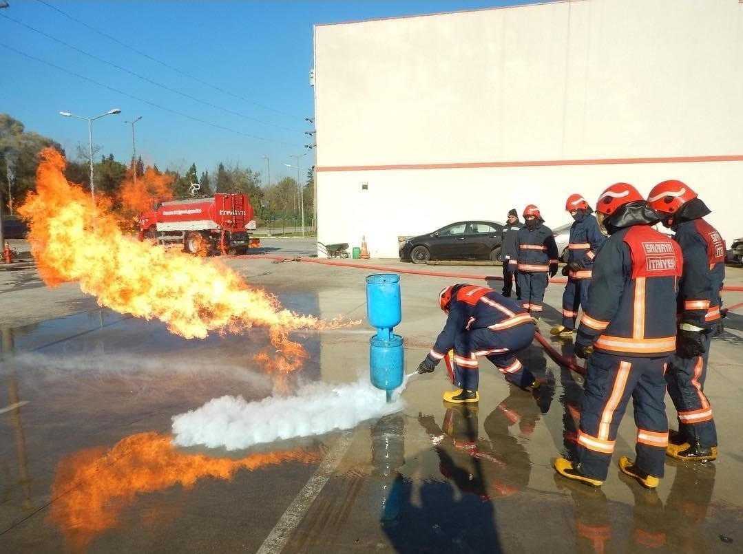 Sakaryalılar yangına müdahaleyi itfaiye erlerinden öğreniyor
