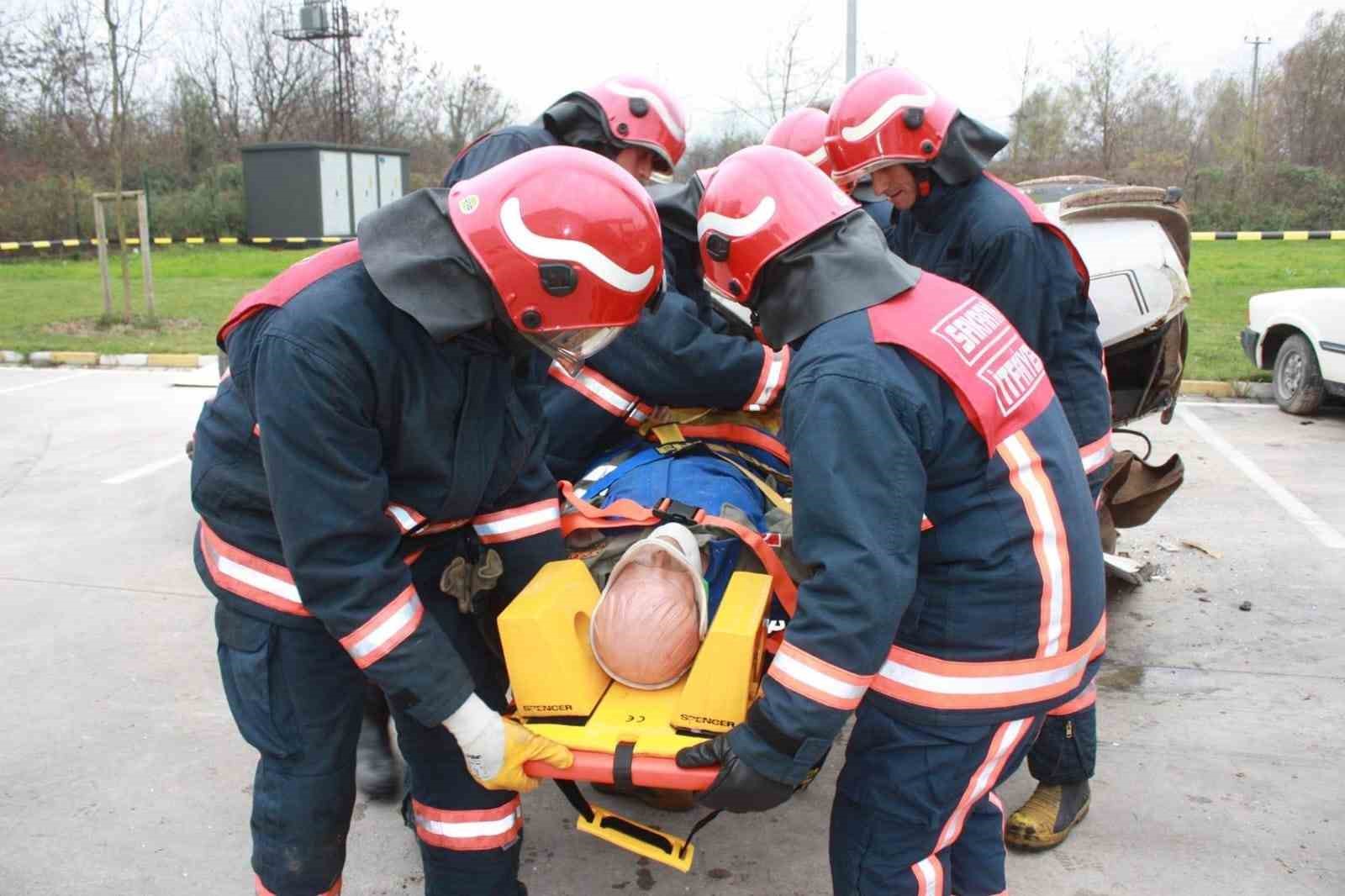 Sakaryalılar yangına müdahaleyi itfaiye erlerinden öğreniyor
