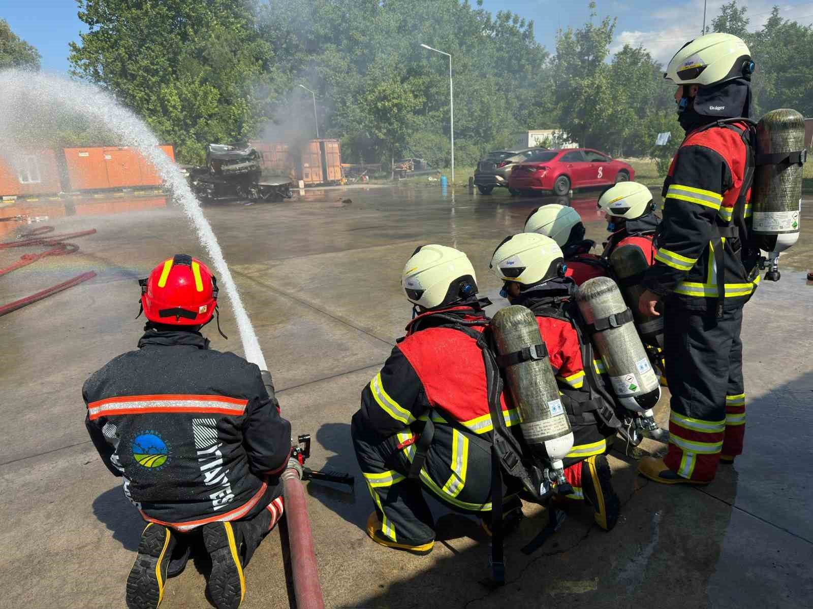 Sakaryalılar yangına müdahaleyi itfaiye erlerinden öğreniyor
