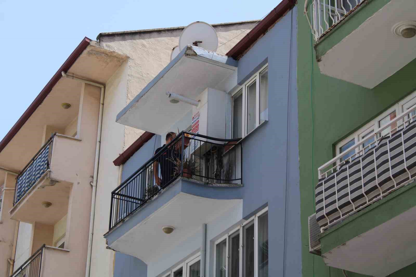 Balkondaki kombiden çıkan yangın büyümeden söndürüldü
