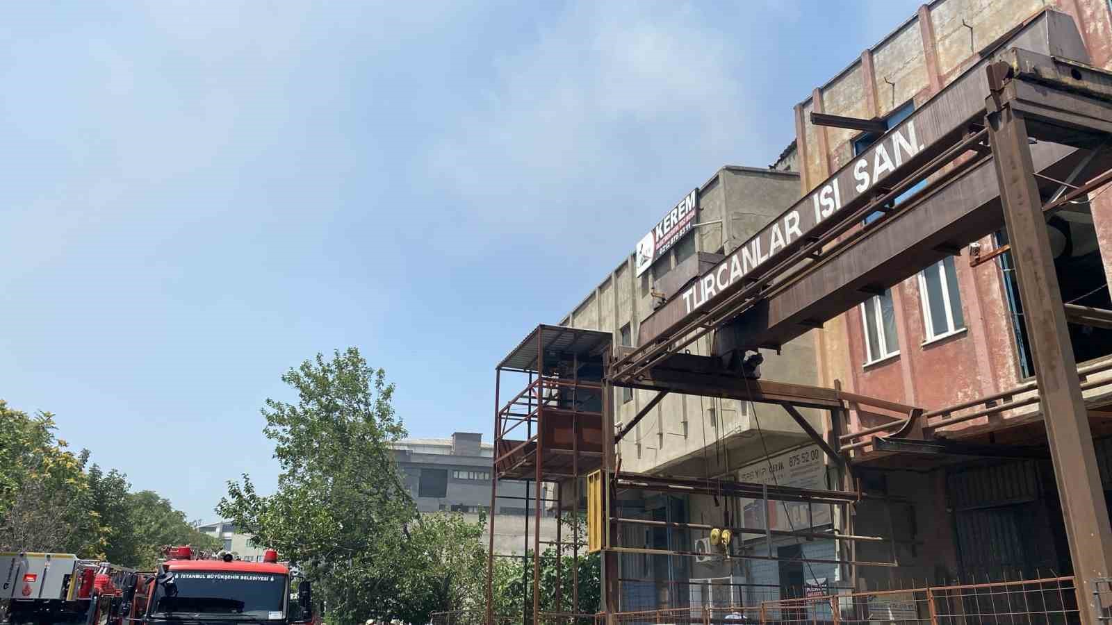 Beylikdüzü’nde korkutan fabrikaya yangını
