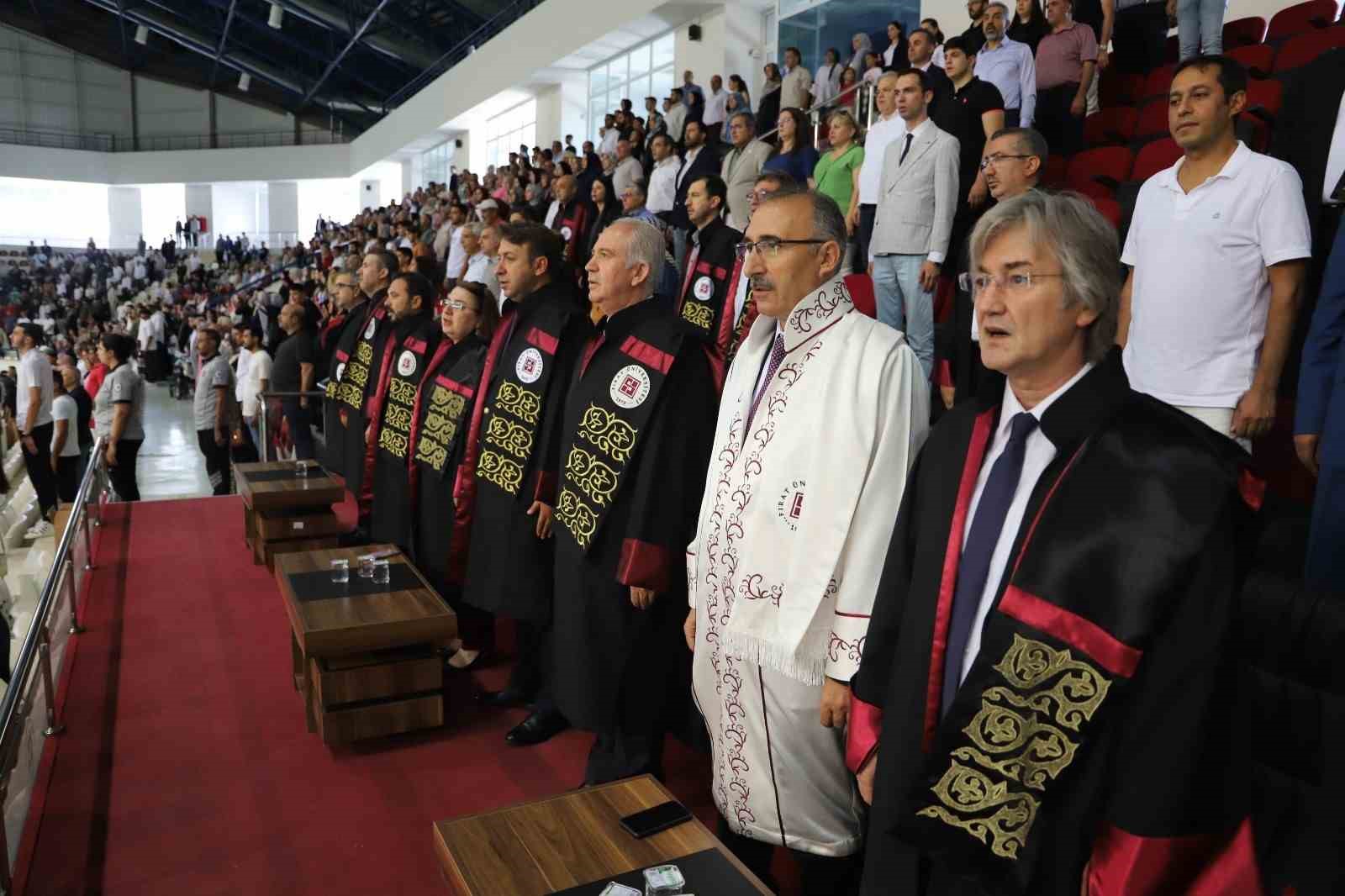 FÜ’de binlerce öğrenci mezun oldu
