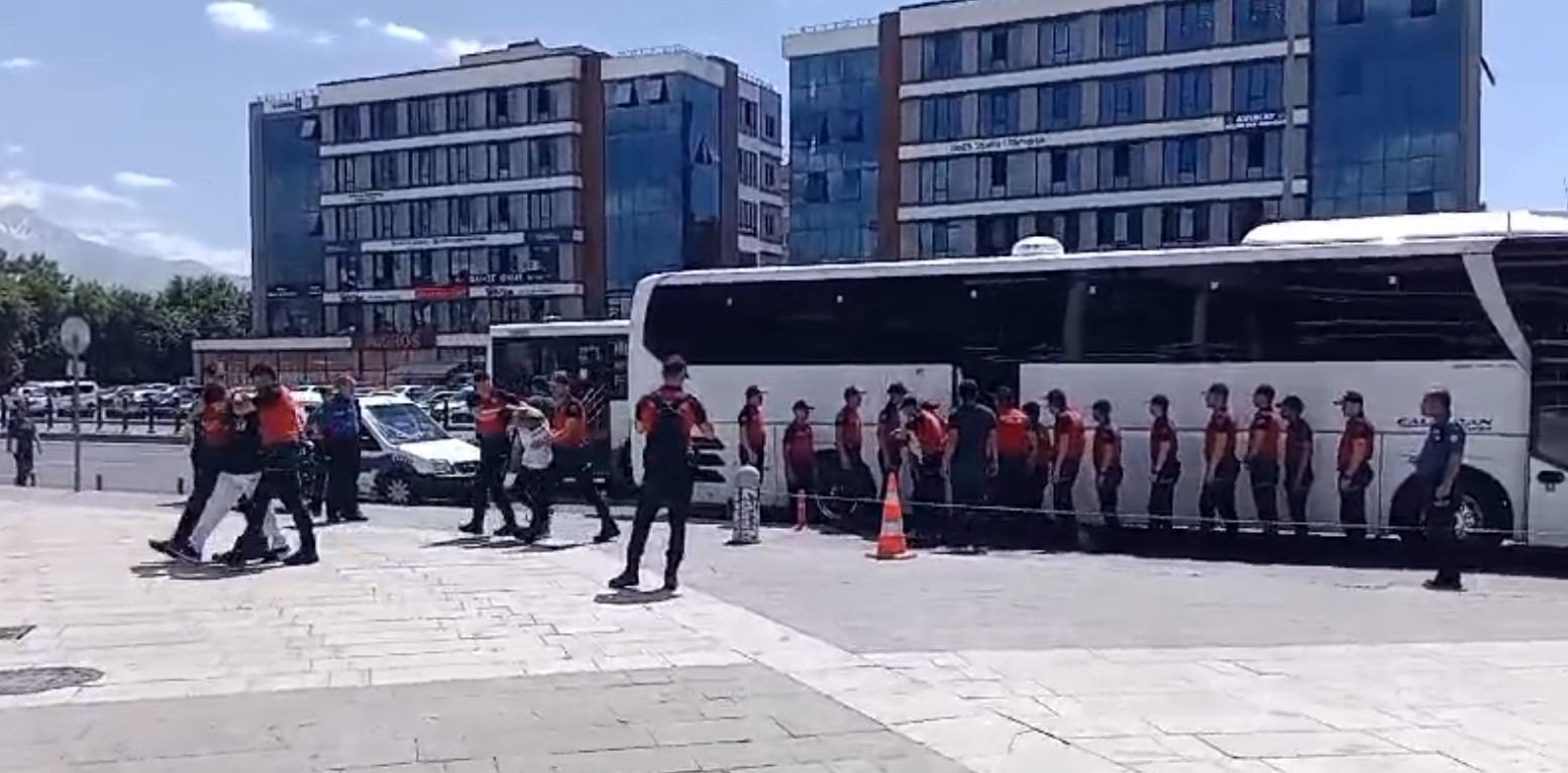 Kayseri’de çıkan olaylarda 21 polis ve 1 itfaiye personeli yaralandı
