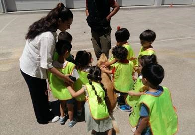 Anaokulu öğrencilerinden polise ziyaret
