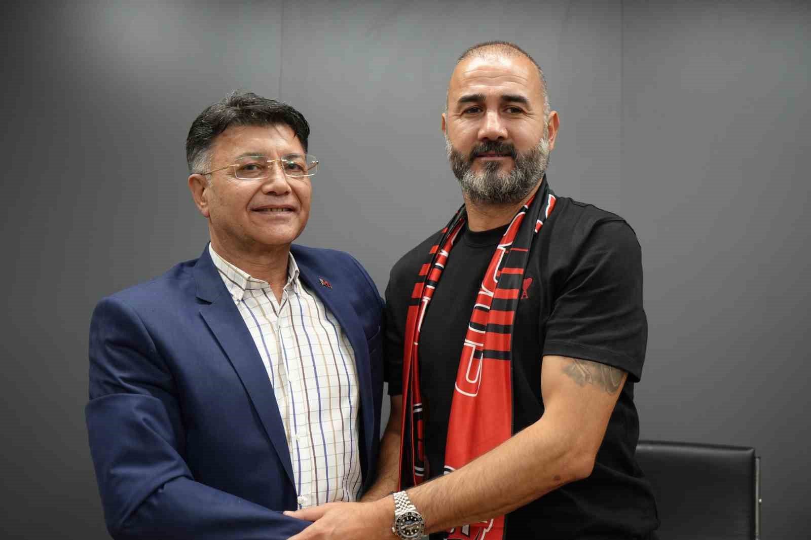 24 Erzincanspor teknik direktör Gökhan Ünal ile 1 yıllık sözleşme imzaladı
