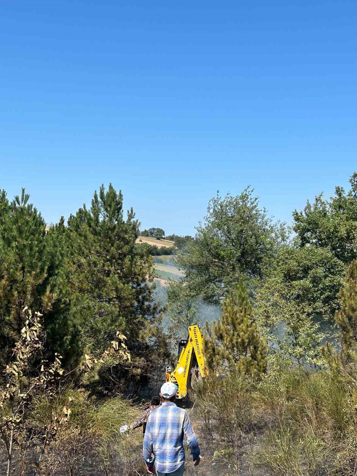 Biçerdöverden sıçrayan kıvılcım yangına yol açtı
