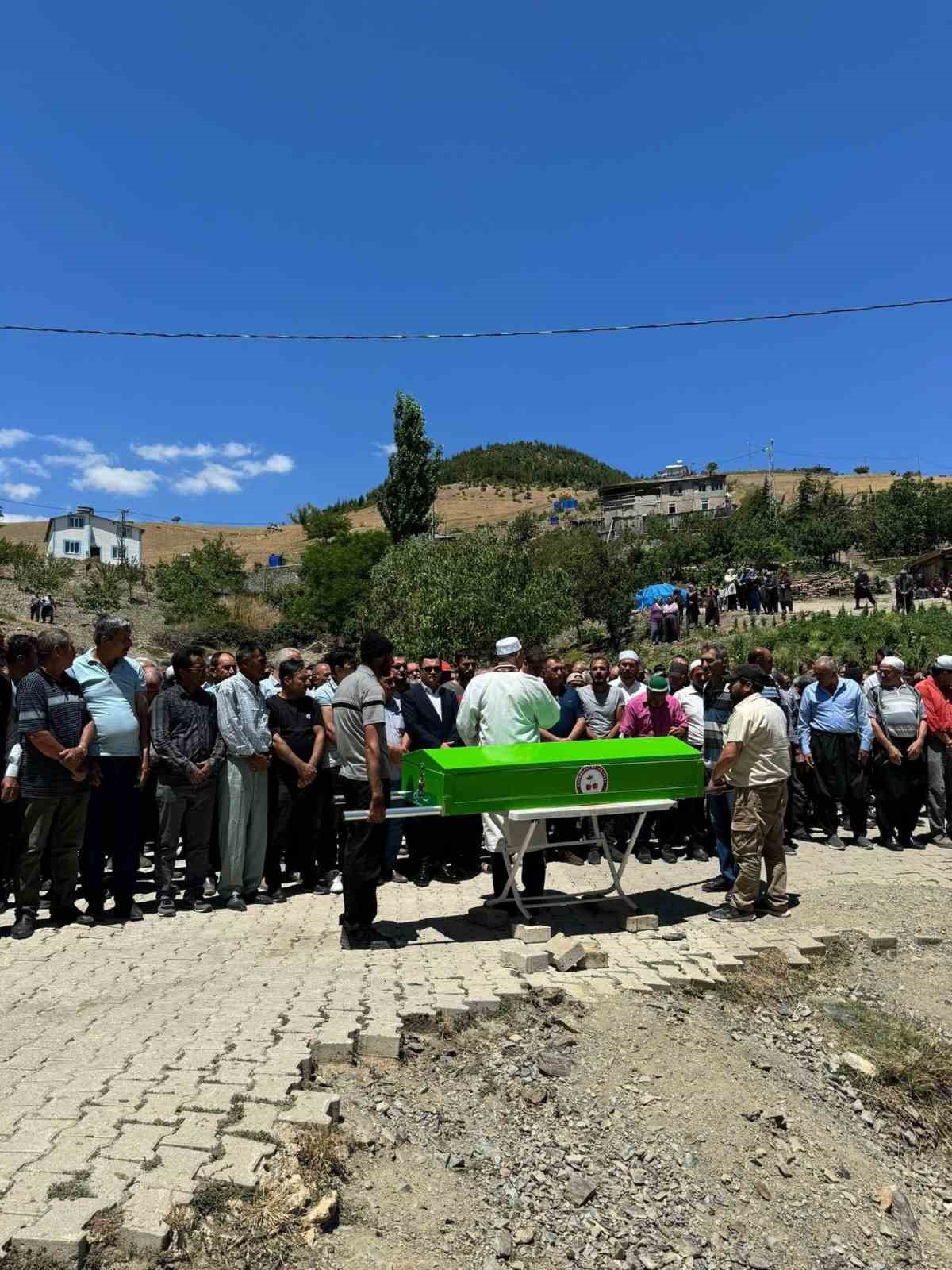 Kalp krizi geçirip hayatını kaybeden muhtar toprağa verildi
