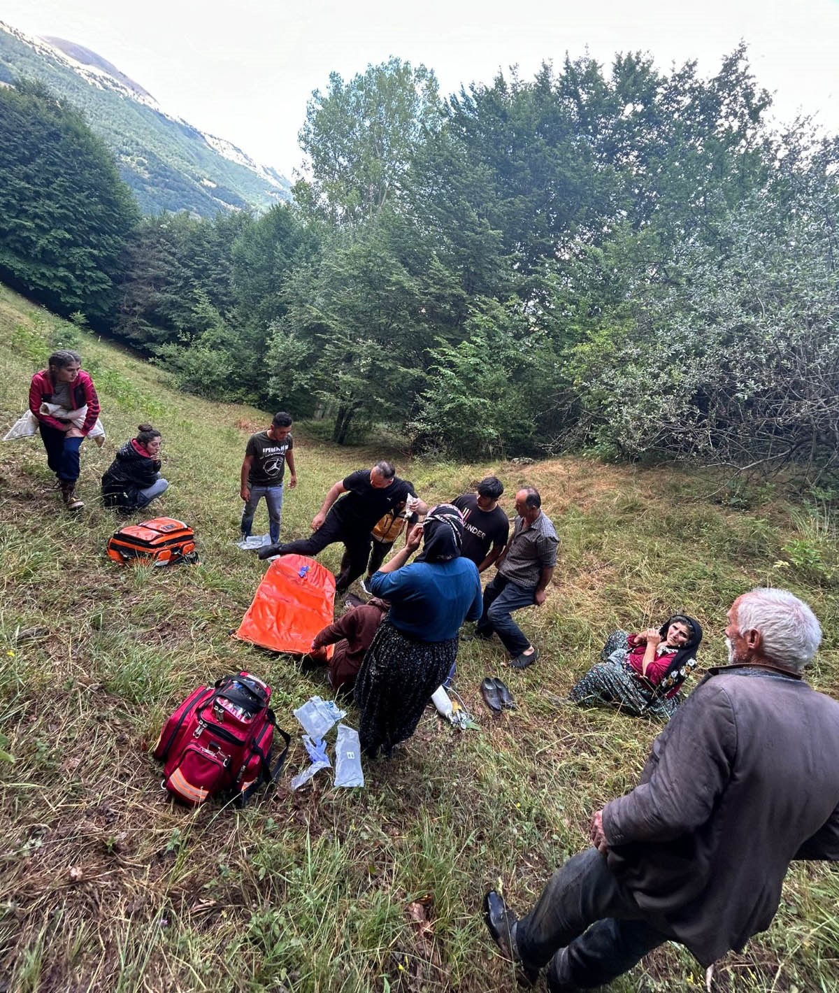 Kırsalda nöbet geçiren hastanın imdadına ambulans helikopter yetişti
