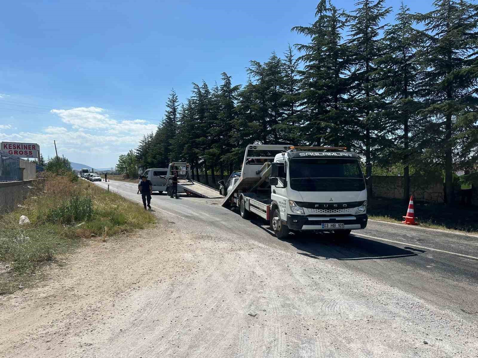 Kafa kafaya çarpışan araçlardaki 2 kişi öldü, 1 kişi yaralandı
