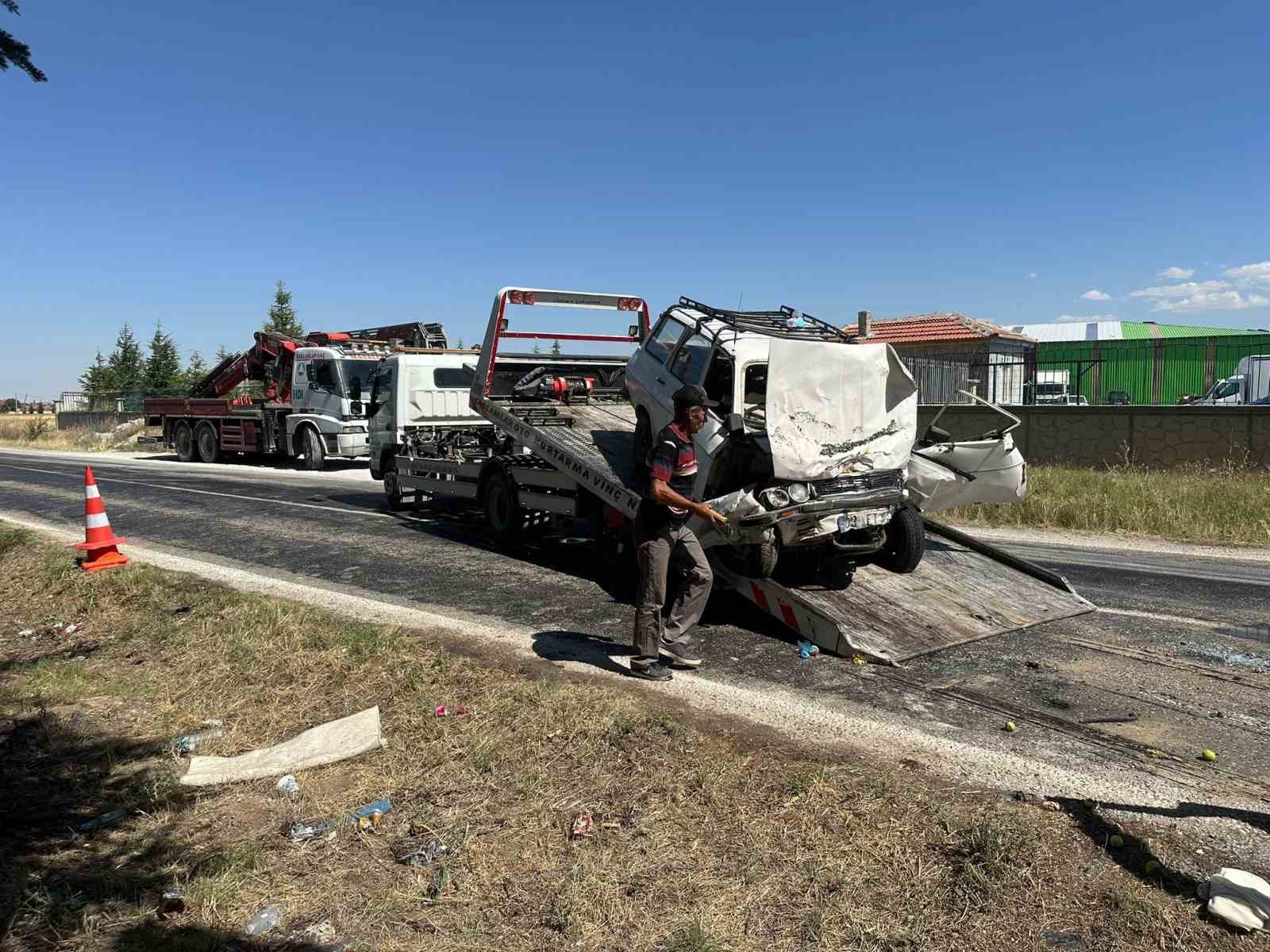 Kafa kafaya çarpışan araçlardaki 2 kişi öldü, 1 kişi yaralandı
