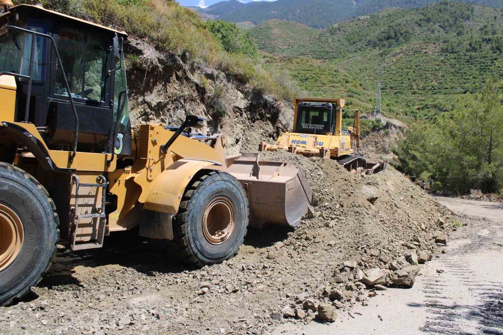 Hatay Büyükşehir Belediye ekipleri Arsuz ilçesinde yol, bakım ve onarım çalışmalarına başladı
