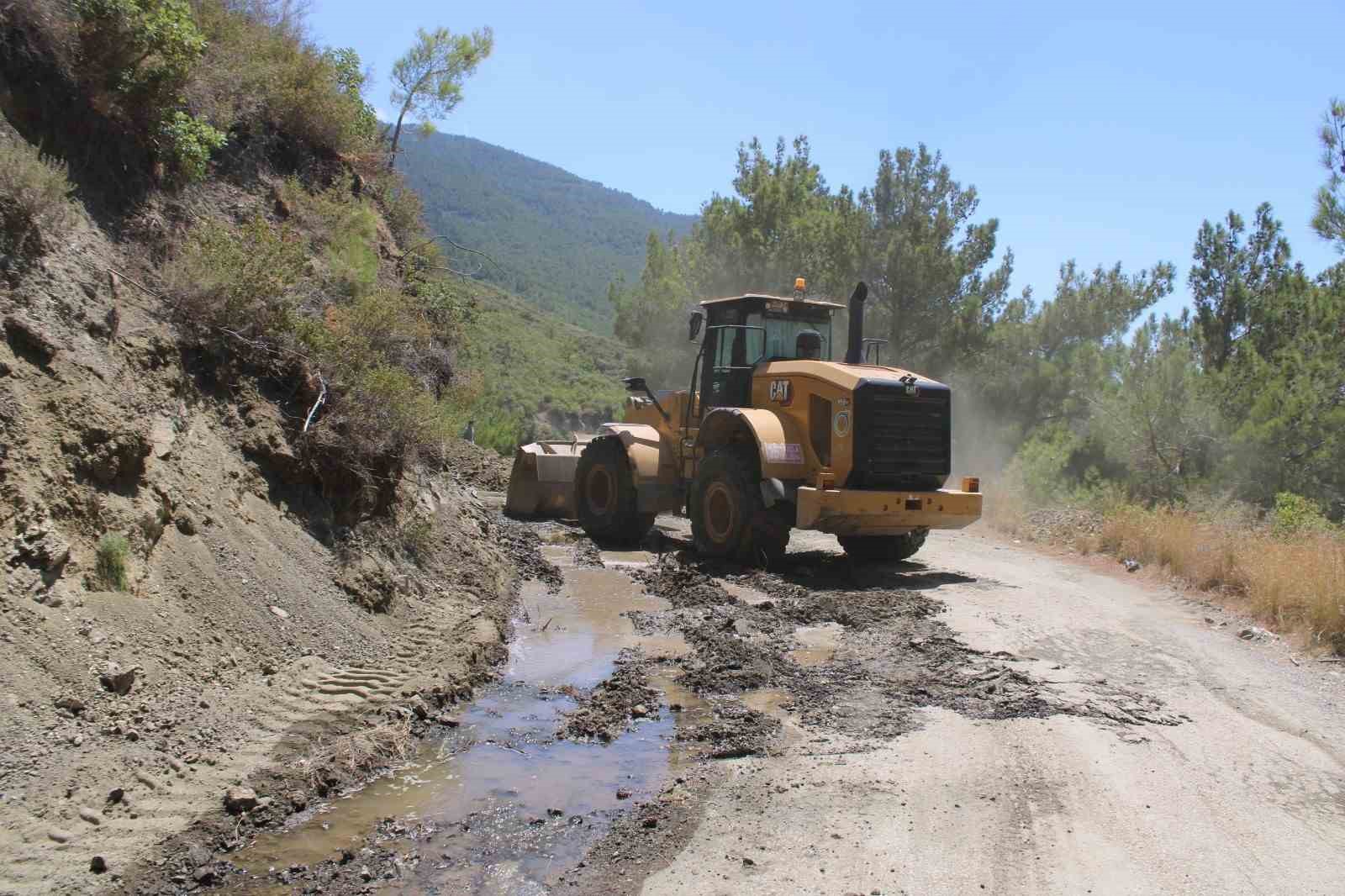 Hatay Büyükşehir Belediye ekipleri Arsuz ilçesinde yol, bakım ve onarım çalışmalarına başladı
