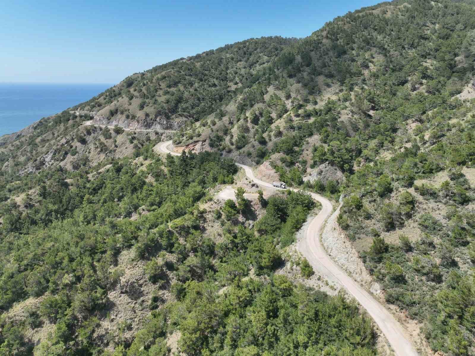 Hatay Büyükşehir Belediye ekipleri Arsuz ilçesinde yol, bakım ve onarım çalışmalarına başladı
