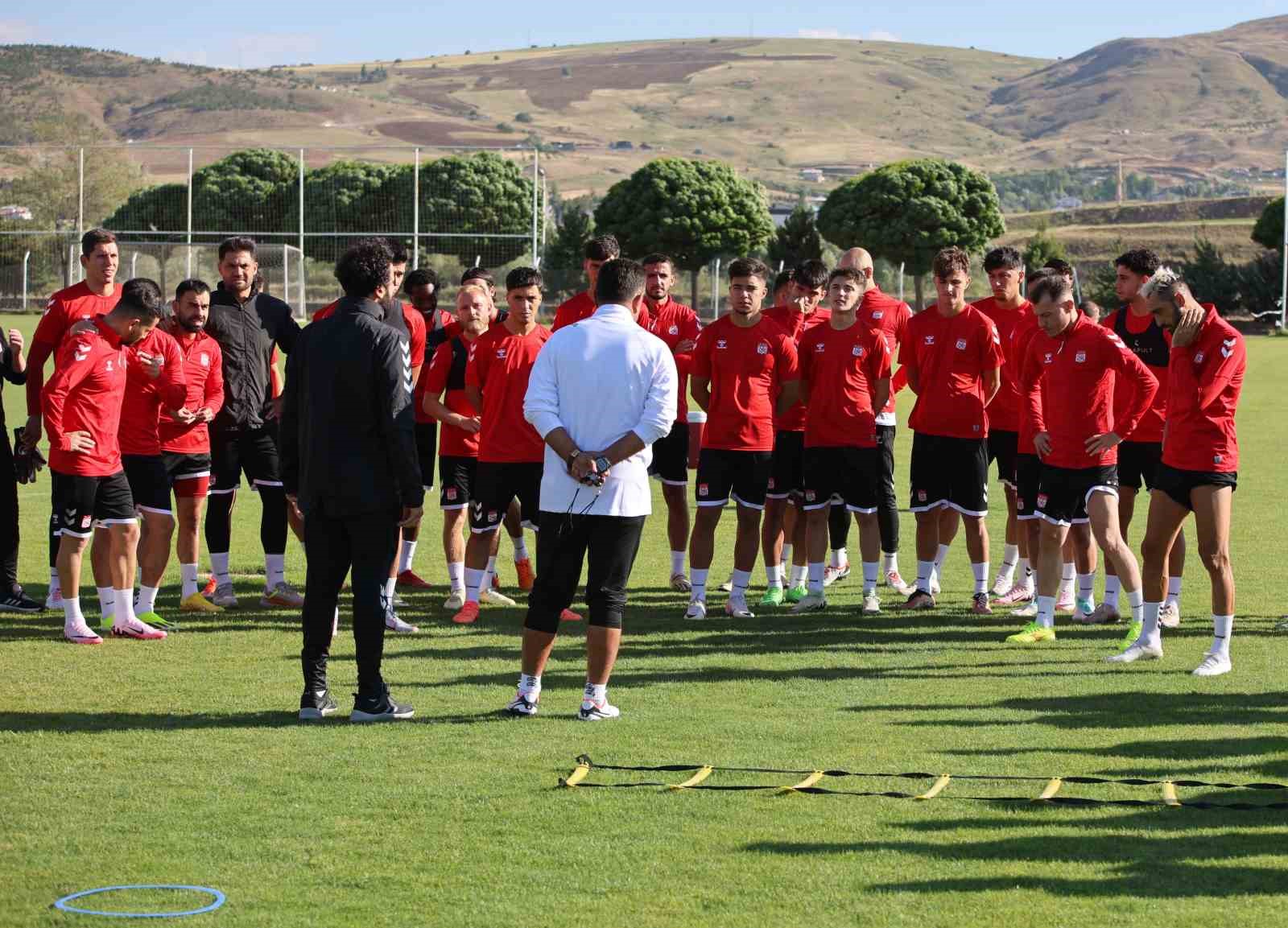 Bülent Uygun: “3-4 futbolcuyu daha kadromuza katacağız”
