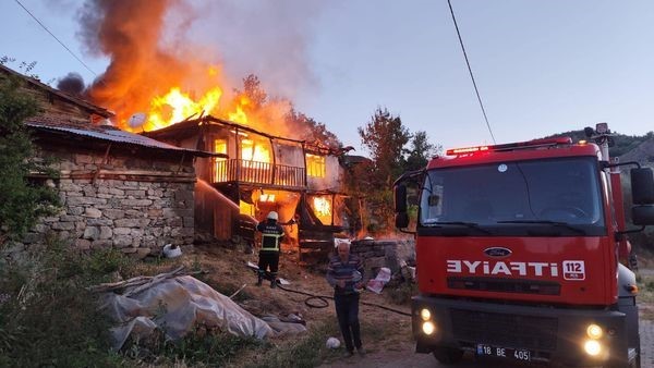 Alevlere teslim olan ev küle döndü
