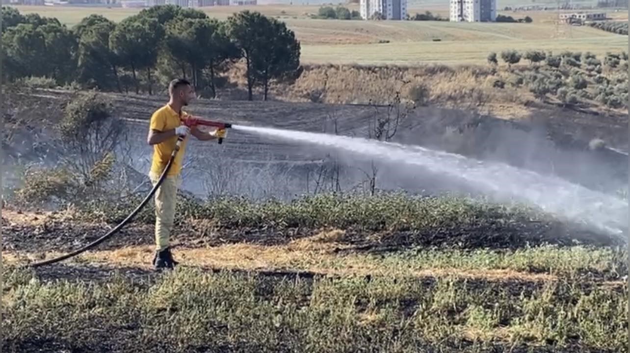 Osmaniye’de ormana yakın bölgede çıkan anız yangını büyümeden söndürüldü
