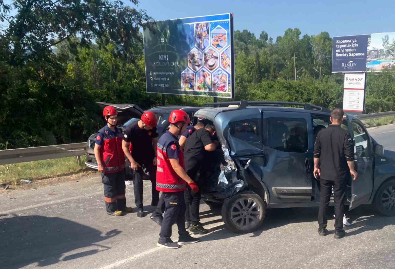 Sakarya’da zincirleme kaza: 3 kişi yaralandı
