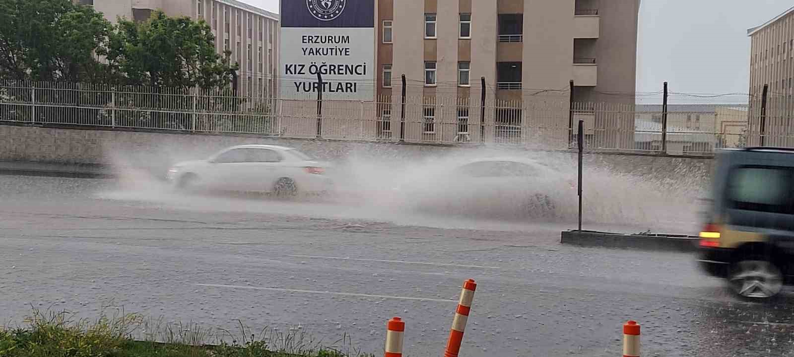 Erzurum’da sağanak yağış hayatı felç etti
