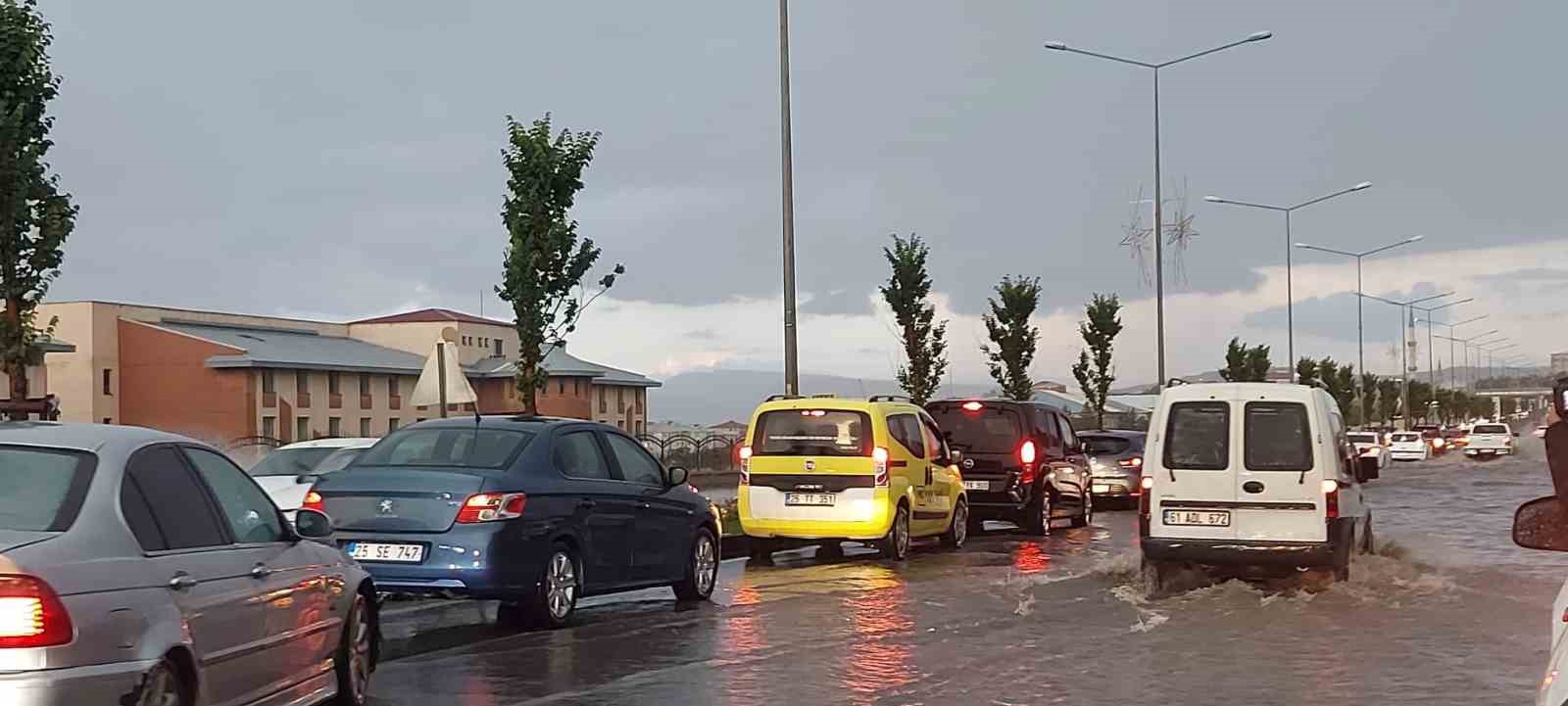 Erzurum’da sağanak yağış hayatı felç etti
