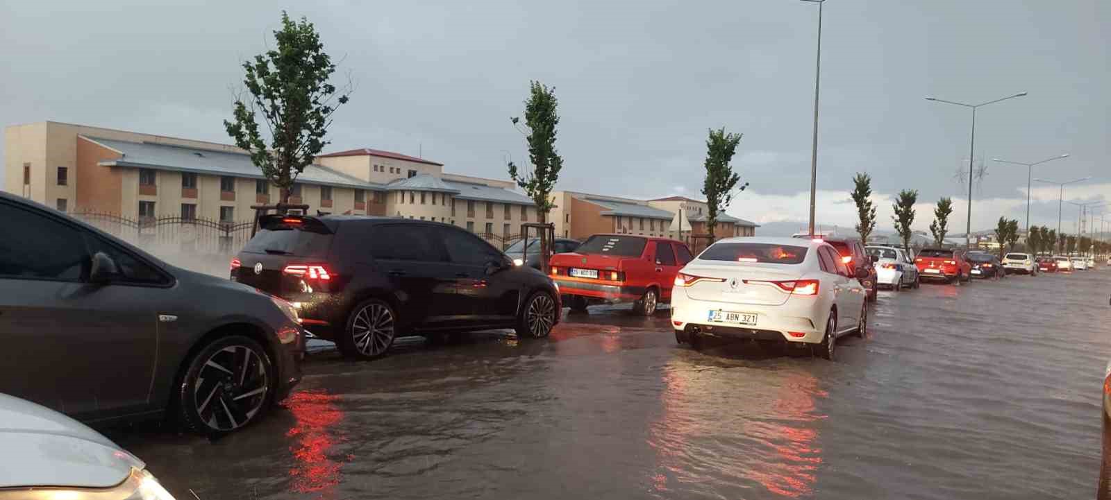 Erzurum’da sağanak yağış hayatı felç etti
