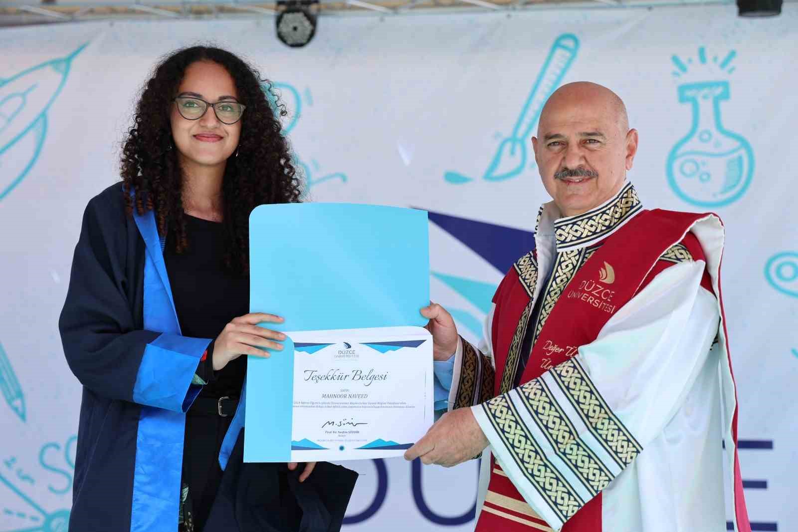 Düzce Üniversitesi’nde mezuniyet heyecanı yaşandı
