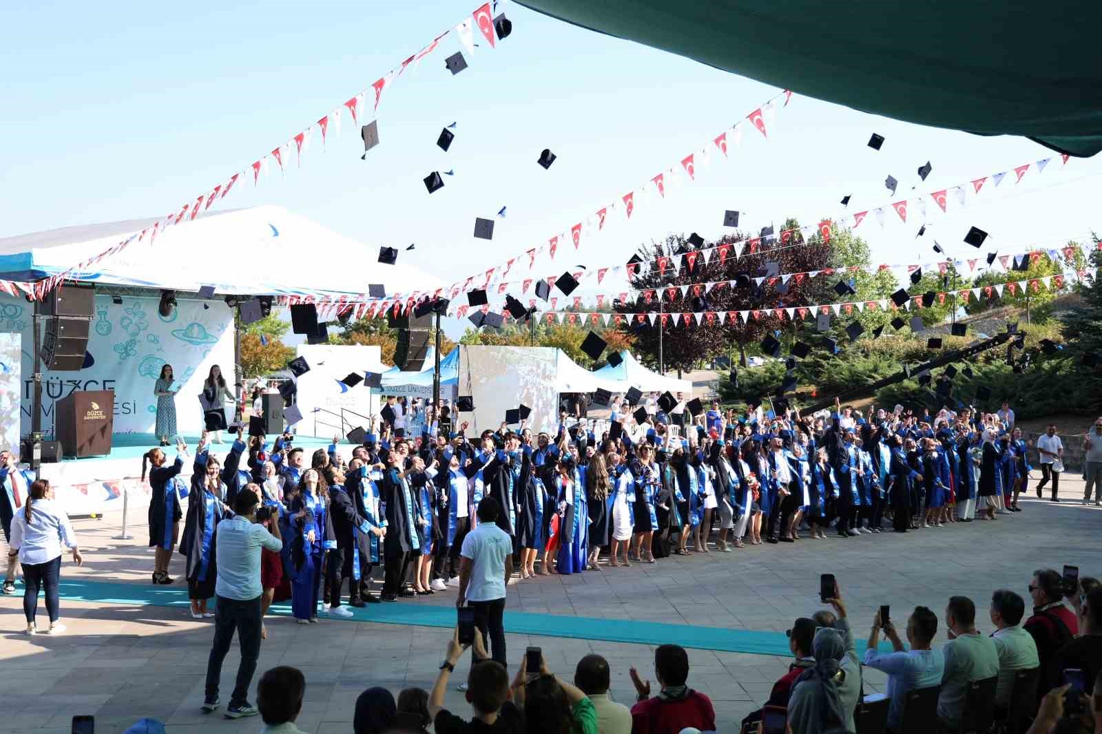 Düzce Üniversitesi’nde mezuniyet heyecanı yaşandı
