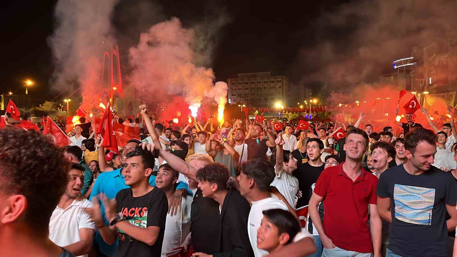 Binlerce Kocaelili milli takım için tek yürek oldu.
