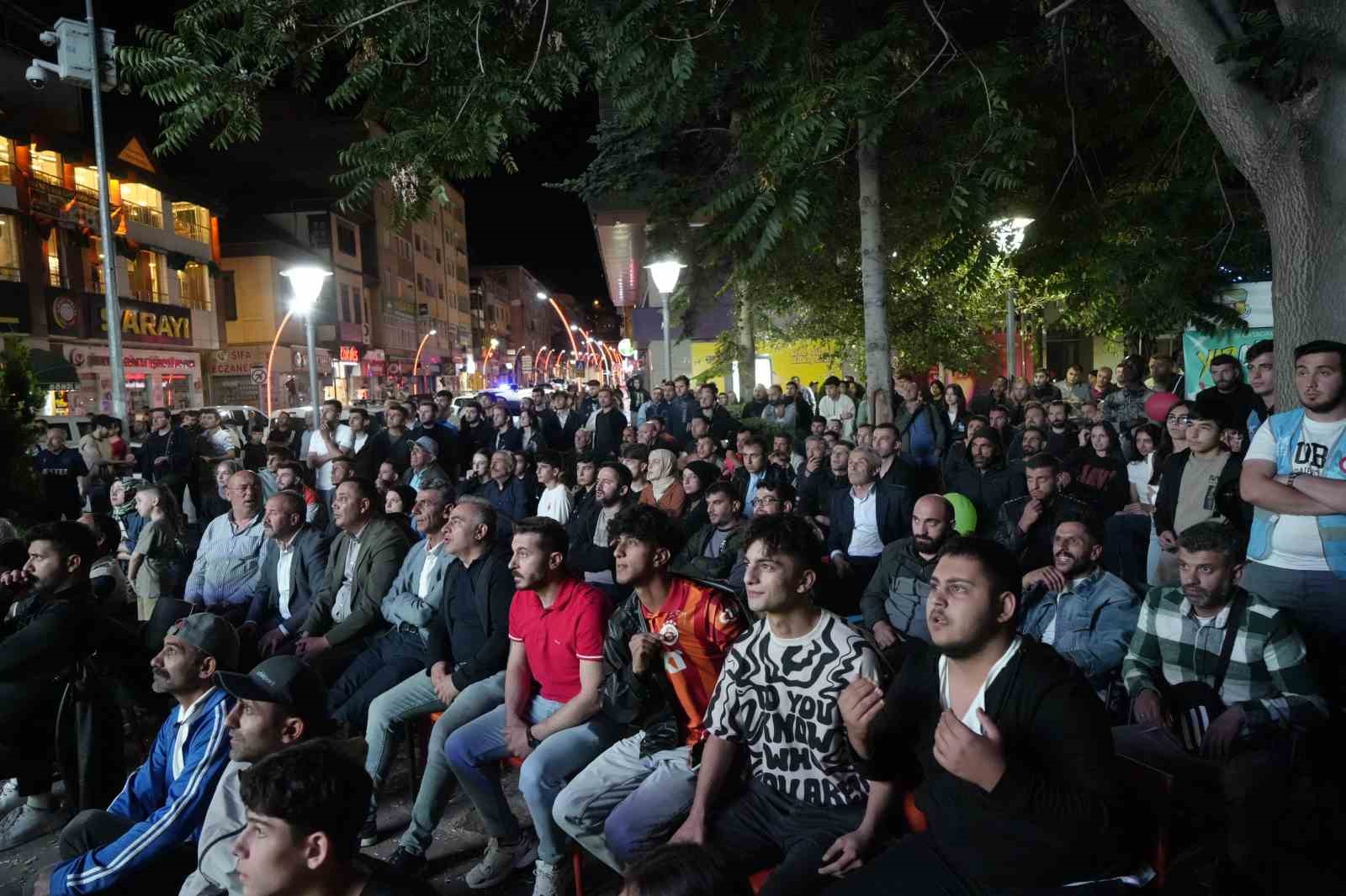 A Milli Futbol Takımı’nın çeyrek finale yükselmesi Gümüşhane’de coşkuyla kutlandı
