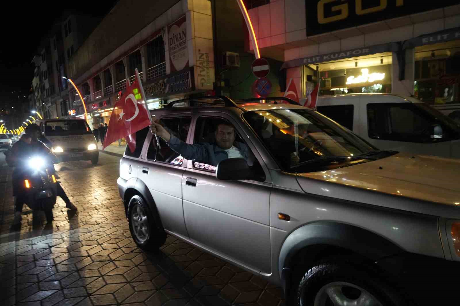 A Milli Futbol Takımı’nın çeyrek finale yükselmesi Gümüşhane’de coşkuyla kutlandı
