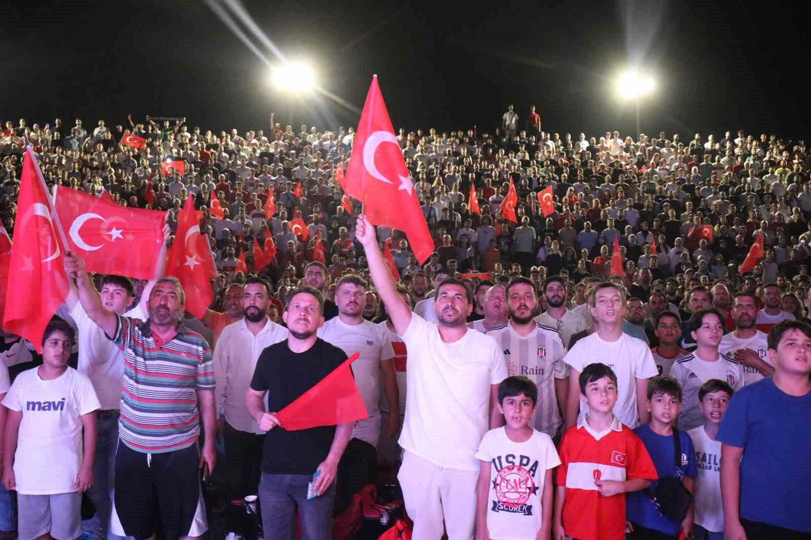 Milli takımın galibiyet coşkusu cadde ve sokaklara sığmadı
