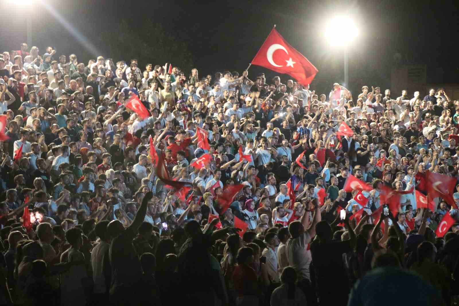 Milli takımın galibiyet coşkusu cadde ve sokaklara sığmadı
