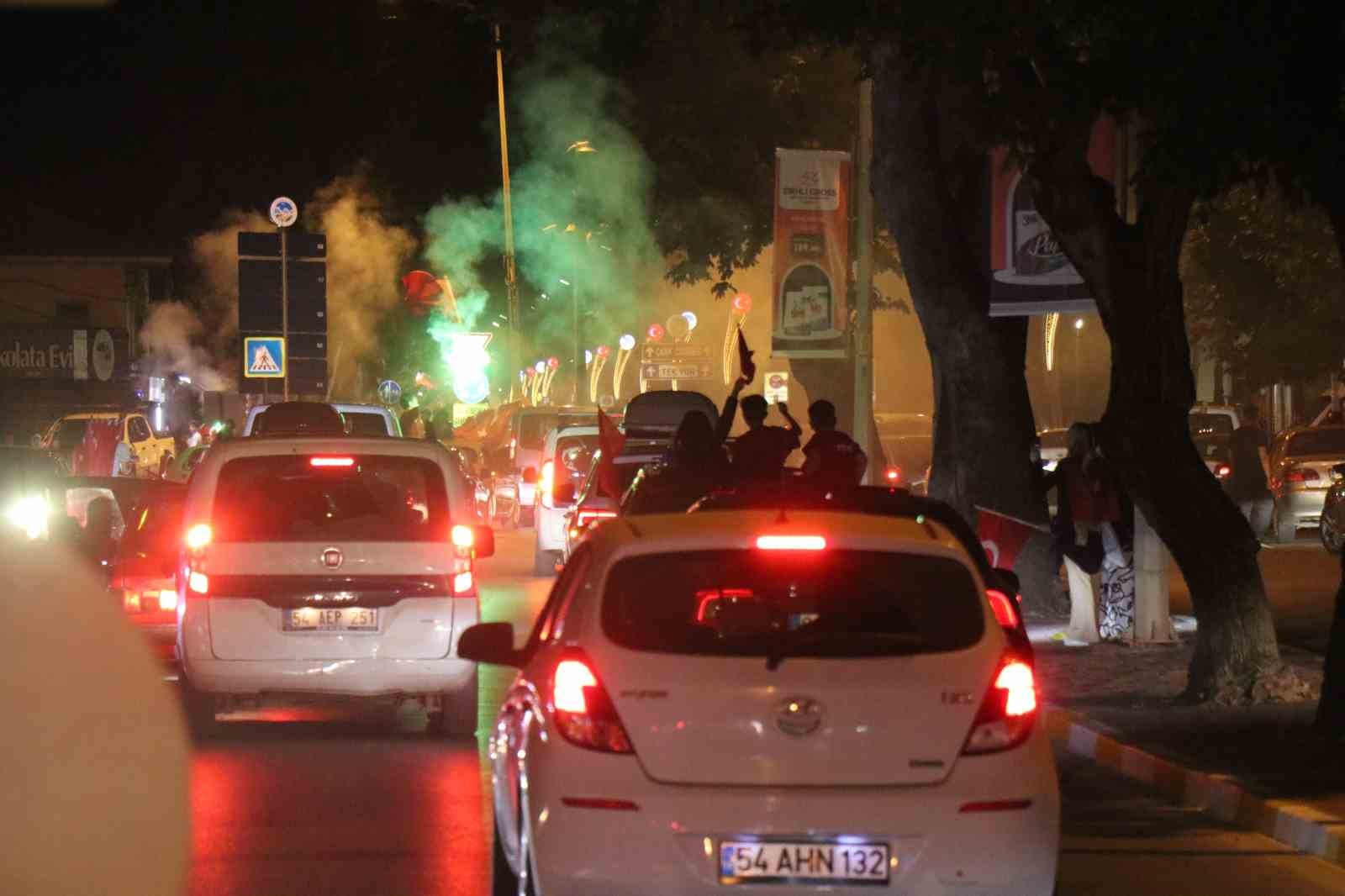 Milli takımın galibiyet coşkusu cadde ve sokaklara sığmadı
