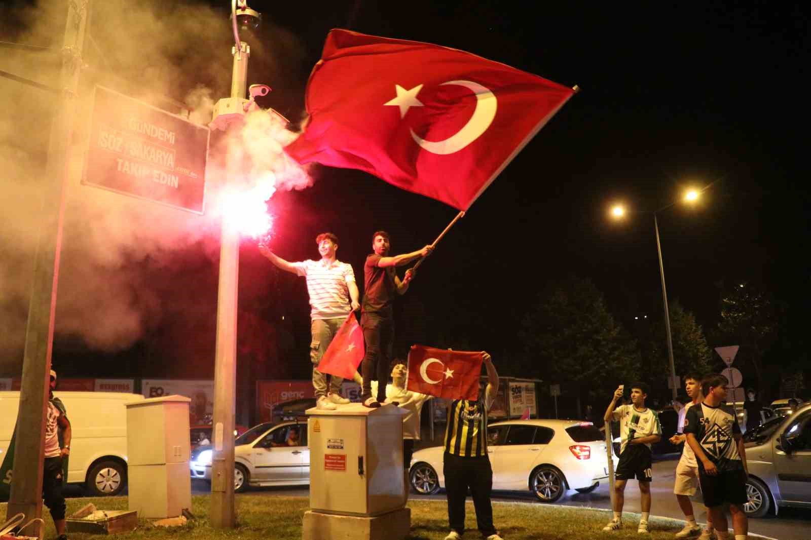 Milli takımın galibiyet coşkusu cadde ve sokaklara sığmadı
