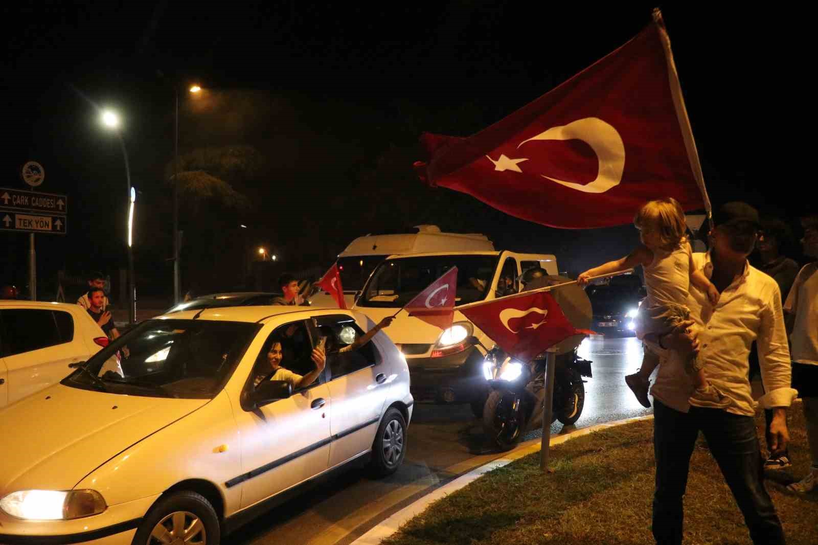 Milli takımın galibiyet coşkusu cadde ve sokaklara sığmadı
