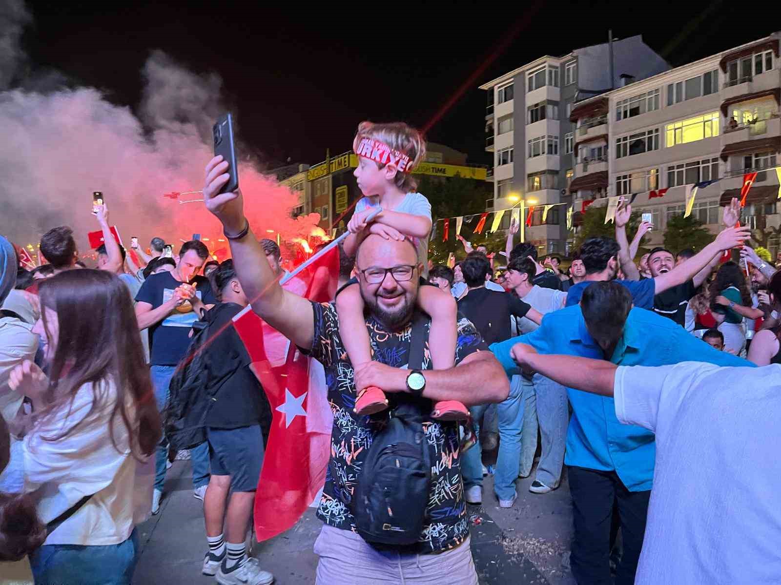 Milli takımın galibiyet coşkusu cadde ve sokaklara sığmadı
